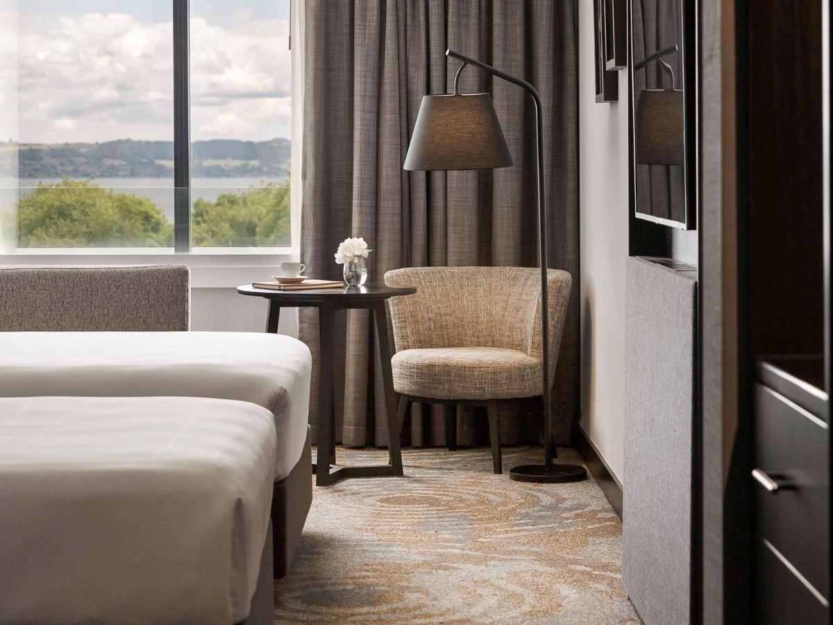 Отель Pullman Роторуа Экстерьер фото A guest room at the Four Seasons Hotel