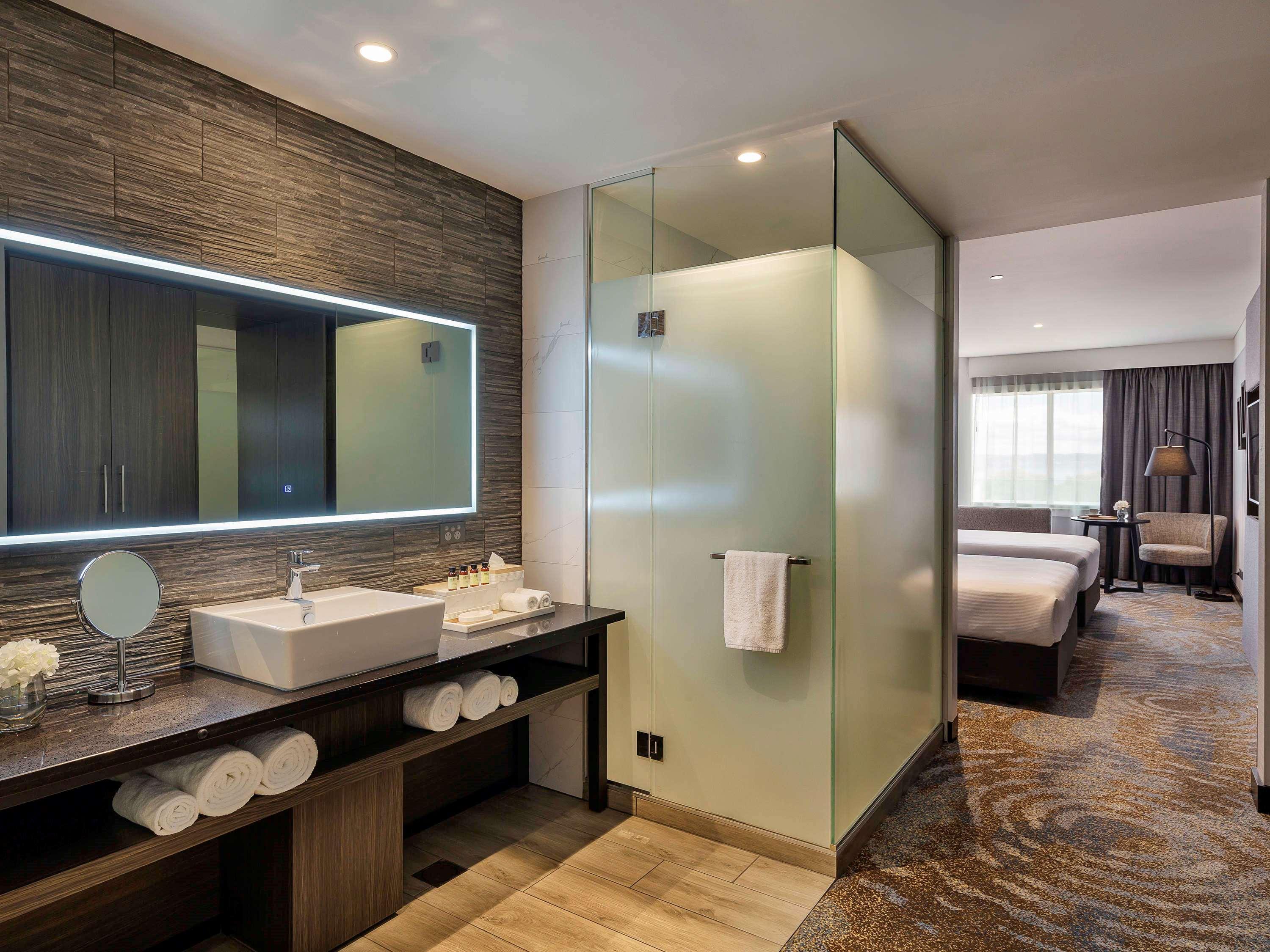 Отель Pullman Роторуа Экстерьер фото A bathroom at the hotel