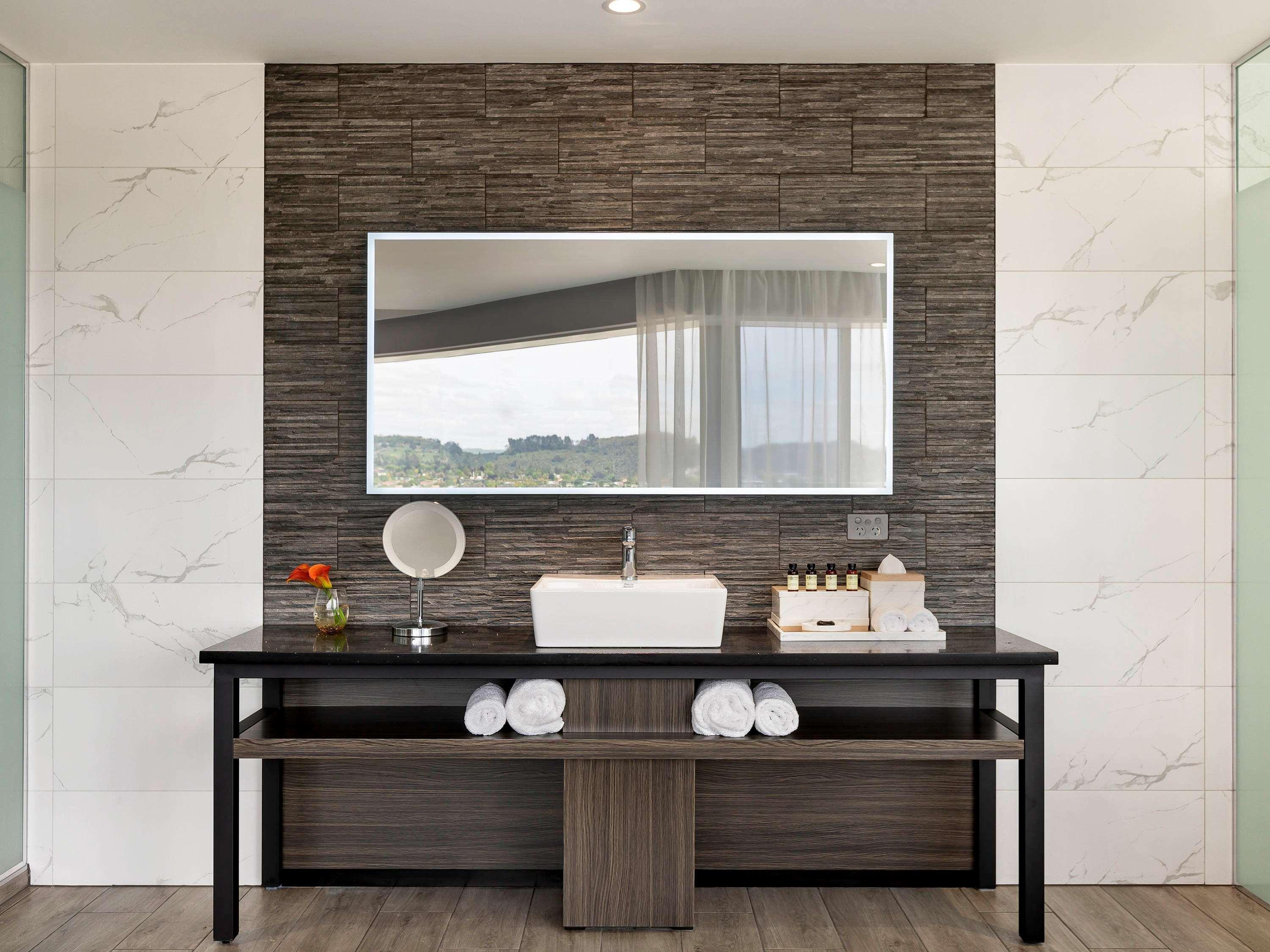 Отель Pullman Роторуа Экстерьер фото Bathroom with porcelain tiles