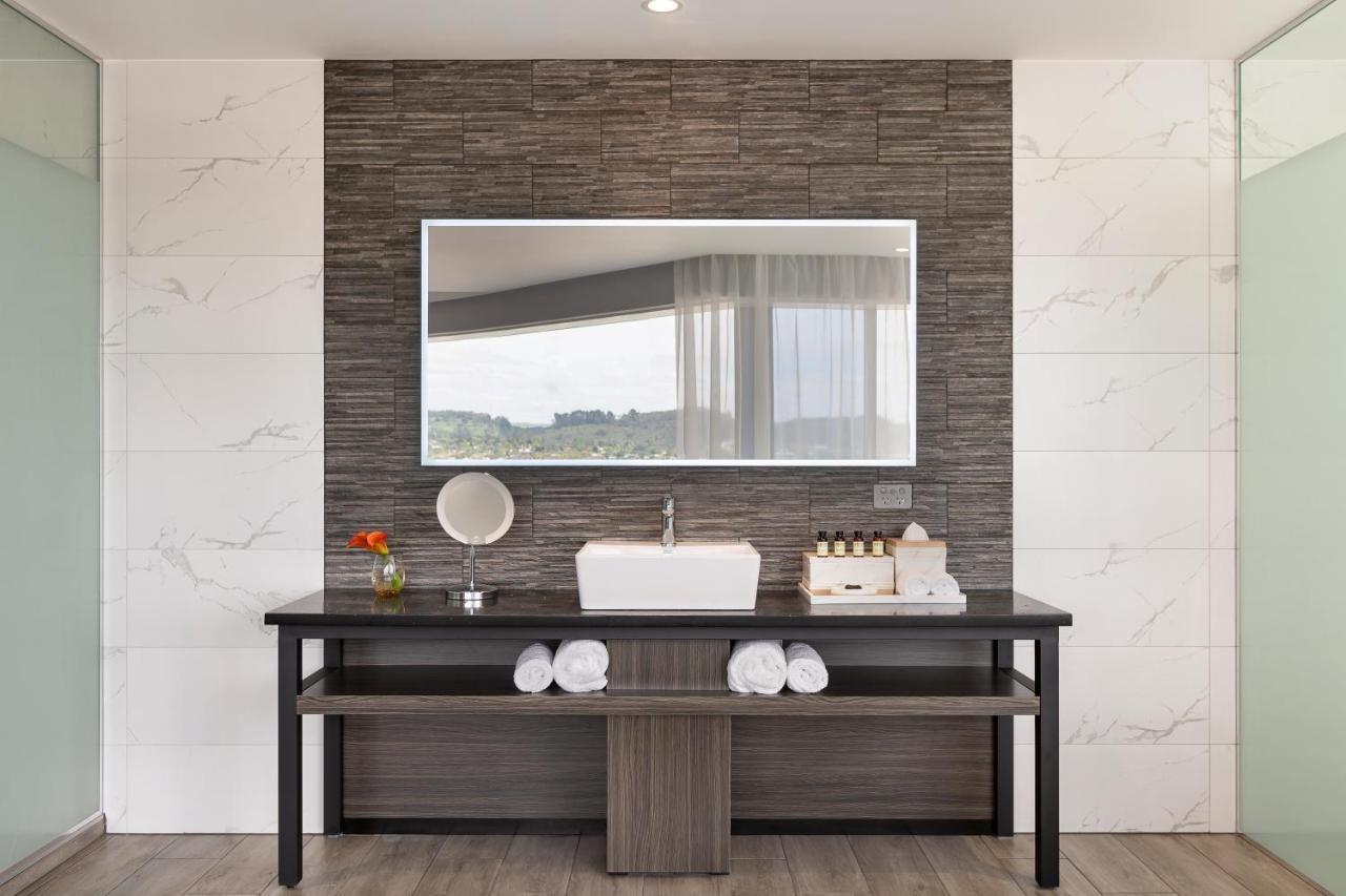 Отель Pullman Роторуа Экстерьер фото Bathroom with a mirror